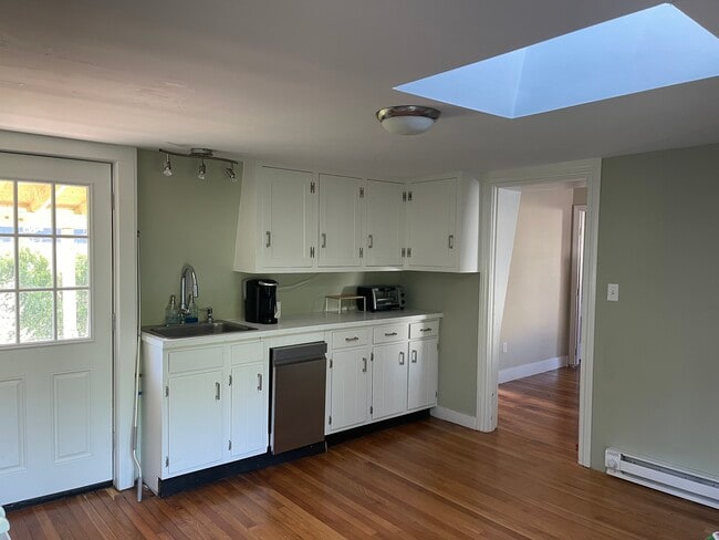 Sunny kitchen with skylight - 48 Bank St
