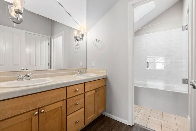 Foto del edificio - Charming AIR CONDITIONED Alki Townhome