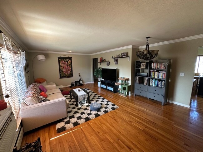 Foto del edificio - Charming Mayfair Townhome with Private Roof Top Deck- Move in Feb 1st- Flexible Lease Terms!