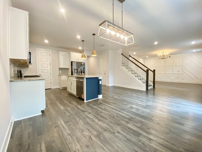 Building Photo - 4 Bedroom, 3 Bath Home w/ 2 Car Garage