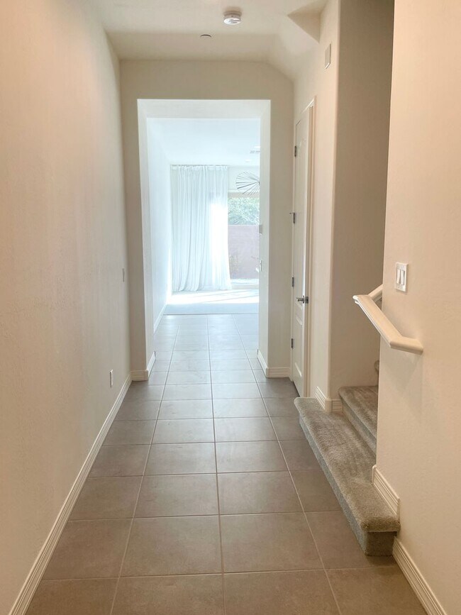 Foto del edificio - STUNNING 3 BEDROOM, 2.5 BATH TOWNHOUSE IN ...