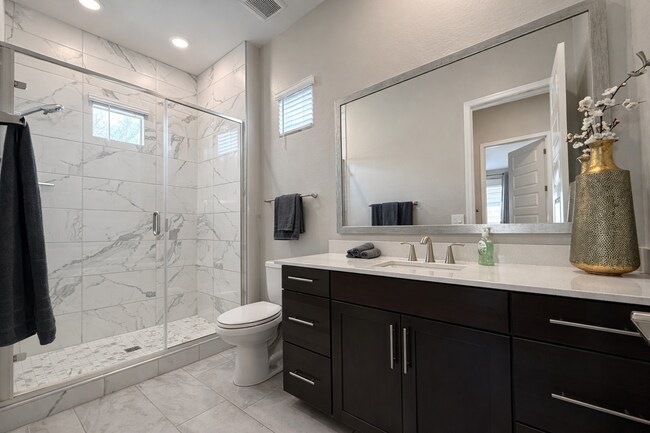 Foto del edificio - 2506 E Pleasant Ln