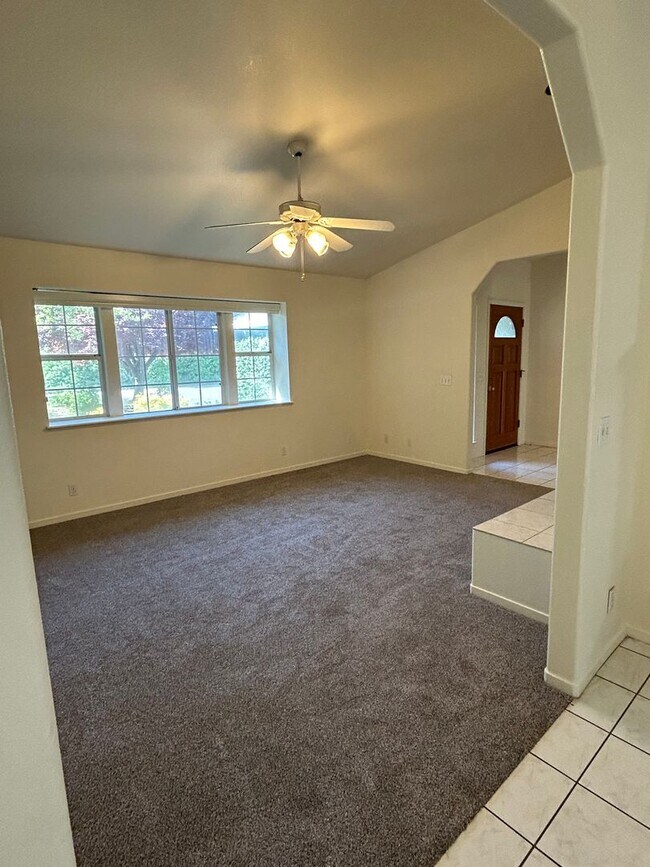 Building Photo - Culdesac Home Near Parks & Schools