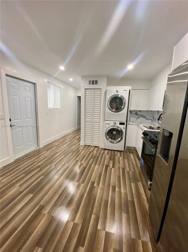 Foto del edificio - 2450 NW 68th St