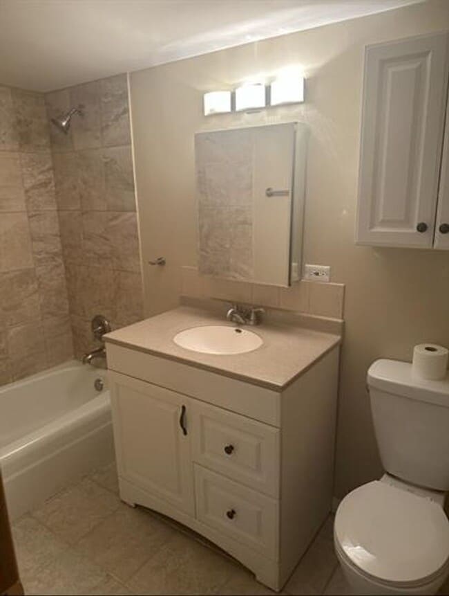 Building Photo - Forest Park Functional 1bd/1ba