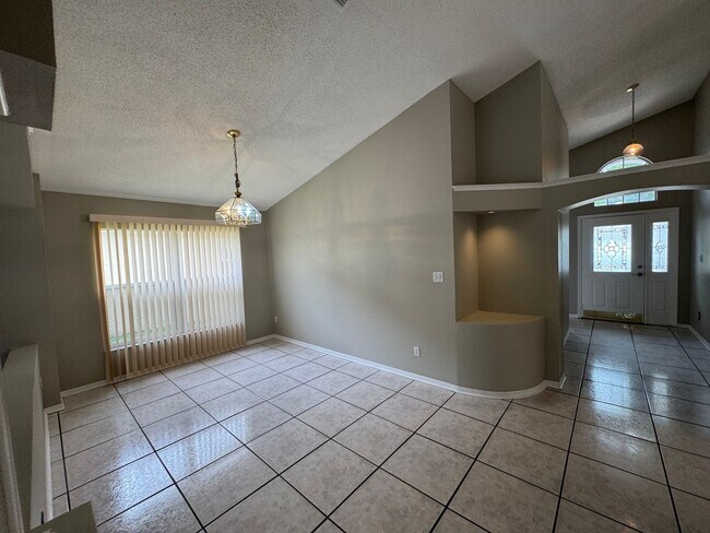 Building Photo - GORGEOUS 4 Bedroom, 2 Bathroom Home in Lak...