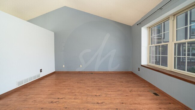 Building Photo - End unit 3 bedroom townhome near Ute Valle...