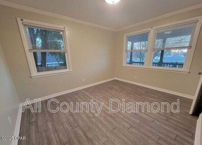 Foto del edificio - 215 Harris Ave