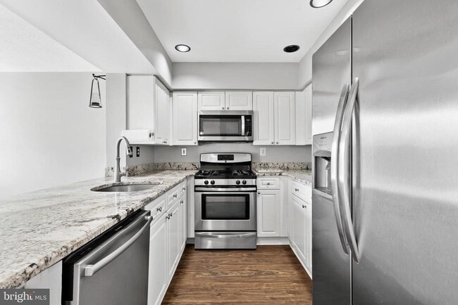 Building Photo - 4650 Louise St Claire Dr