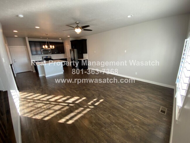 Building Photo - Beautiful 3 Bed, 4 Bath Townhome with 2-ca...