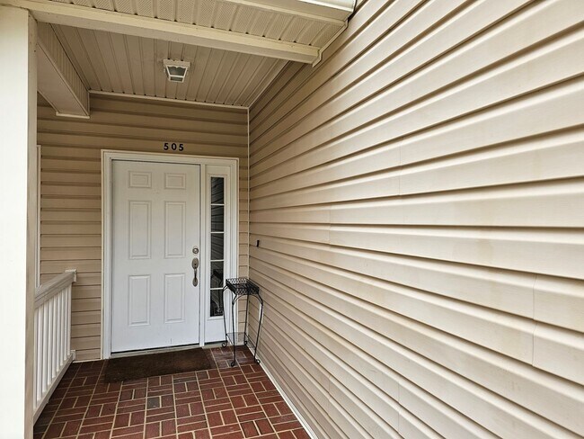 Foto del edificio - Townhome Off The Parkway With 1 Car Garage