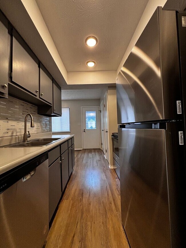 Building Photo - 2 Bed 1.5 bath Condo with Carport