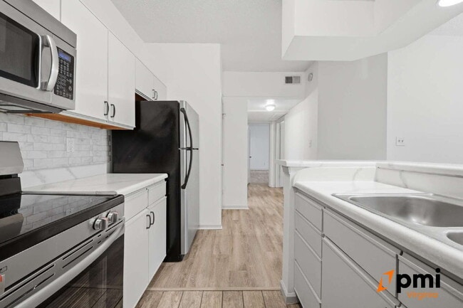 Building Photo - Immaculate 2 Bedroom 2 Bath Condo- Shore Drive