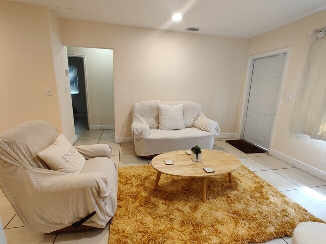 Cozy living space - 2425 Dewey St