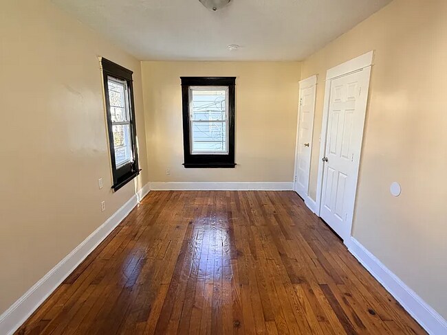 Foto del edificio - Newly renovated 3 BR Single family house with living and dining room