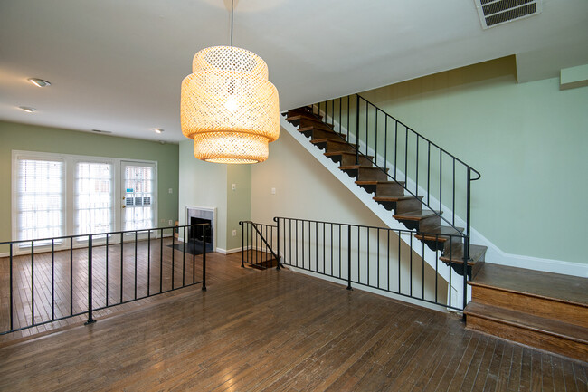 Building Photo - Beautiful Dupont Circle condo 2 Bed / 1.5 ...