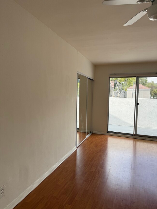 Building Photo - 471 S Fairfax Ave