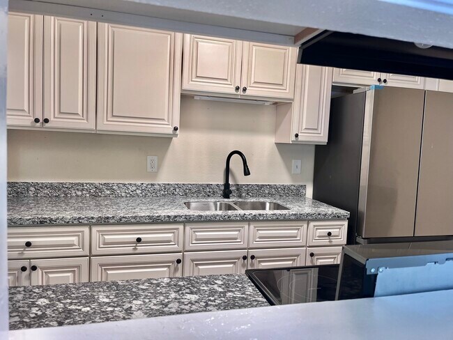 Cocina - 705 Vouray Dr