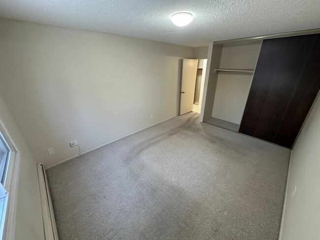 Building Photo - 4507-244 44 Ave