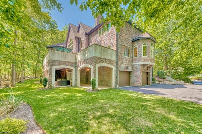 Building Photo - 21 Surrey Ln