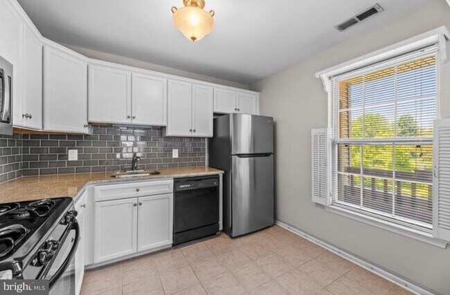 Building Photo - 3204 Danbury Ct