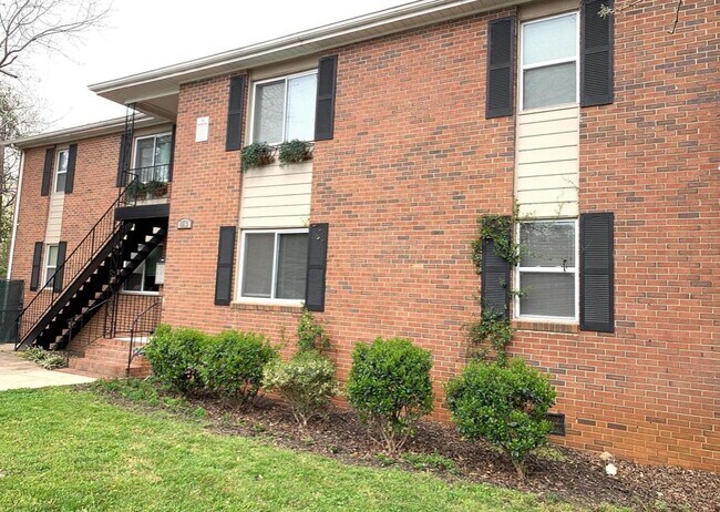 Foto del edificio - 813 S Blount St #C