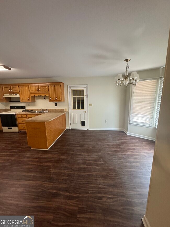 Foto del edificio - 571 Gold Ridge Rd