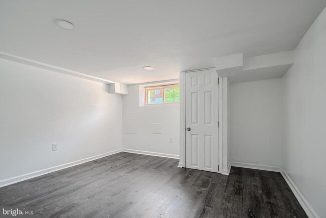 Building Photo - 709 N Linwood Ave