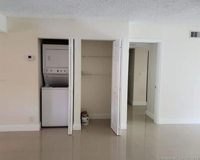 Foto del edificio - 227 Lakeview Dr