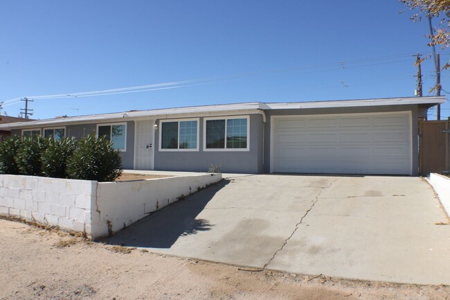 Building Photo - Modern Living in California City