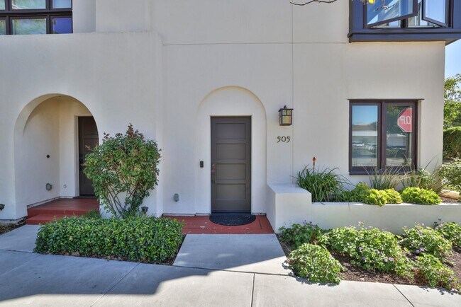 Foto del edificio - Modern 3-Bedroom Townhome with Rooftop Dec...