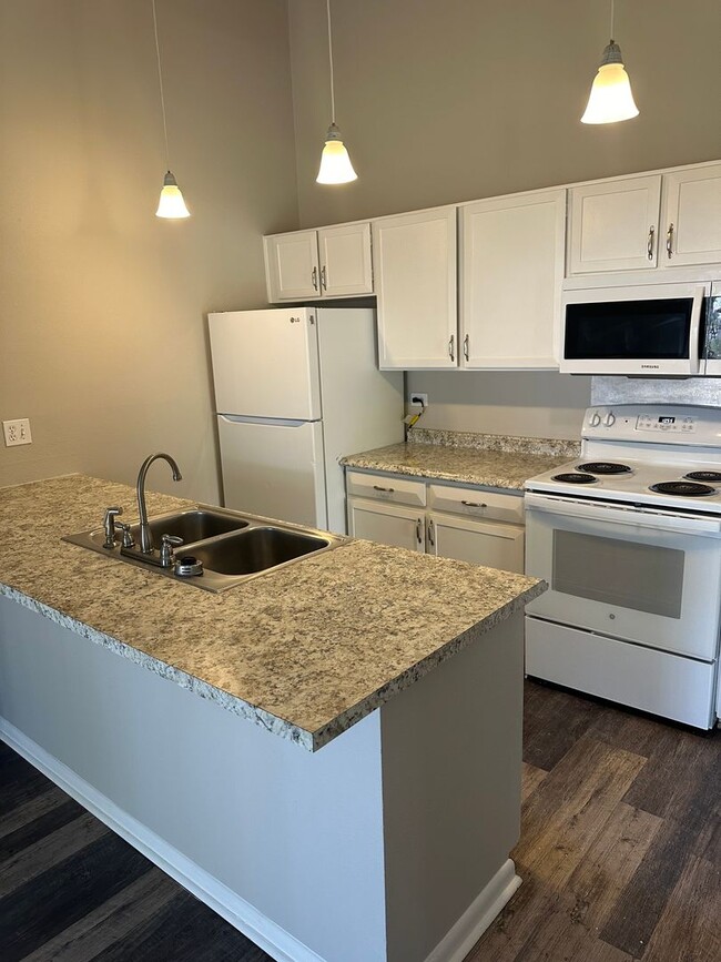 Building Photo - Spacious 3 Bedroom 2 Bath Lakewood Home