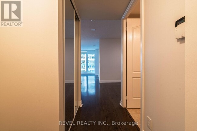 Building Photo - 1-2121-2121 Lake Shore Blvd W