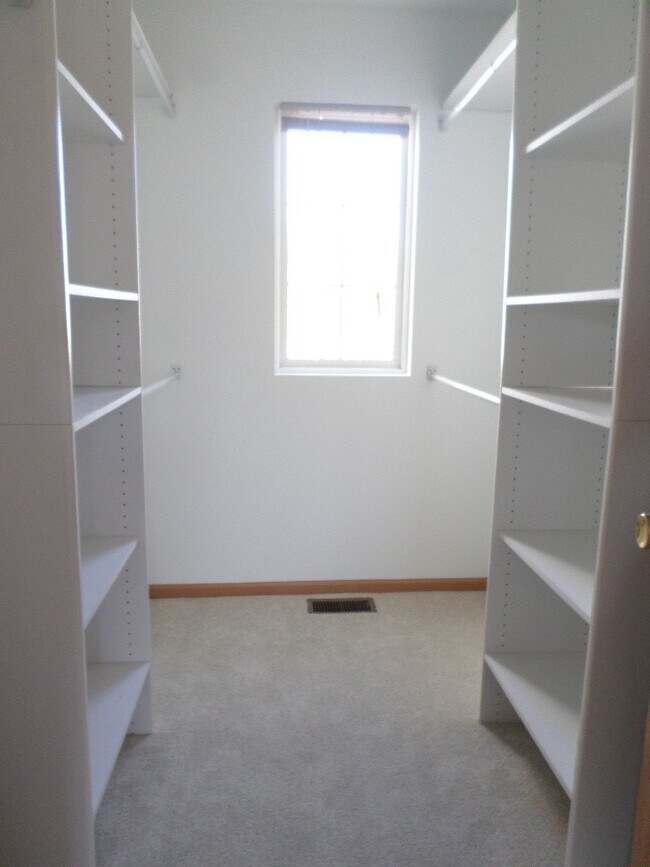 Building Photo - 5006 Syracuse Ct