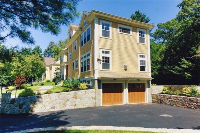 Building Photo - 62 Country Club Ln