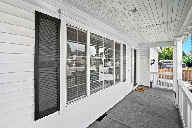 Foto del edificio - 2136 NE 13th Ave