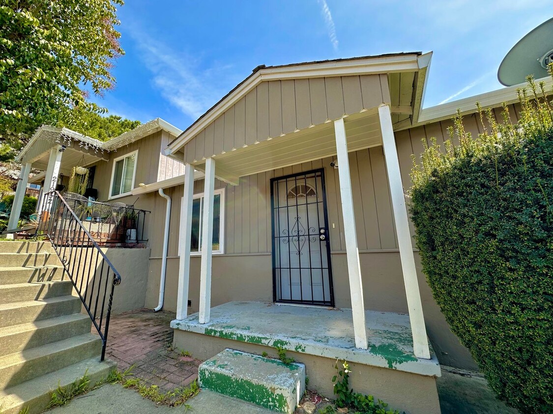 Foto principal - $1,950 - GORGEOUS TWO BEDROOM DUPLEX UNIT WITH GARAGE IN HAYWARD FOOTHILLS