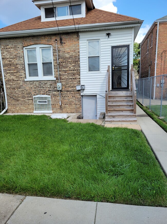 Back yard with parking for 2 cars free - 7610 S Loomis Blvd