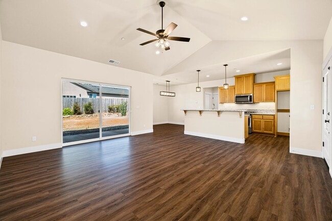 Building Photo - Charming 2-Bedroom Home with Den in Paradi...