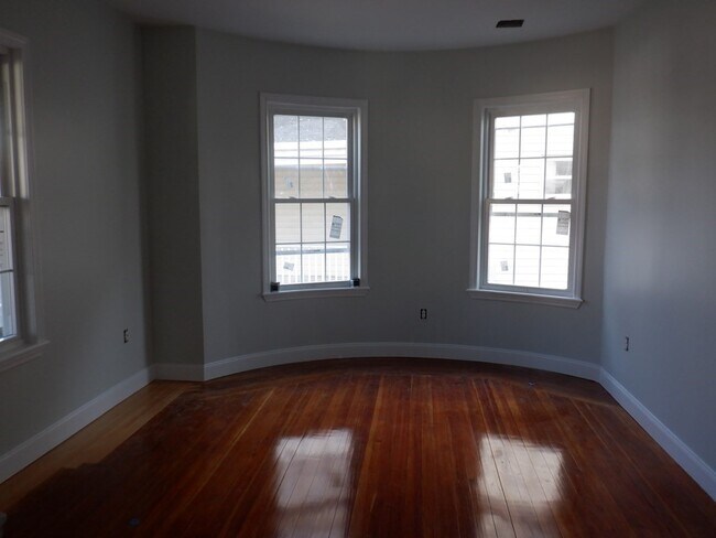 Building Photo - 1125 Hyde Park