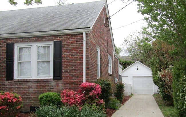 Foto del edificio - 127 Eggleston Ave