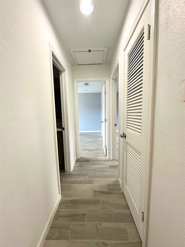 Foto del edificio - 8332 La Roche Ln