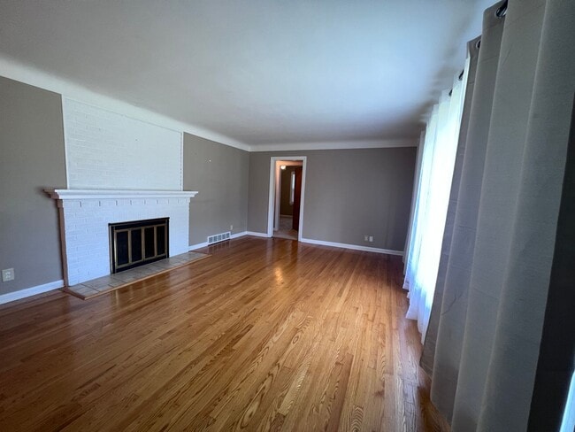 Building Photo - East Grand Rapids Schools - 4 bedroom home