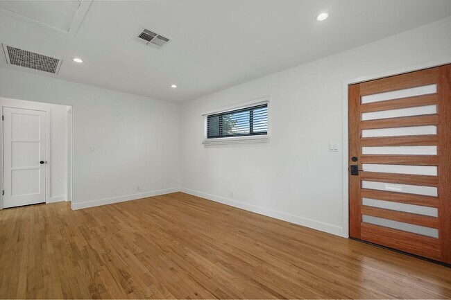 Building Photo - 654 Ozone St, Santa Monica, CA 90405
