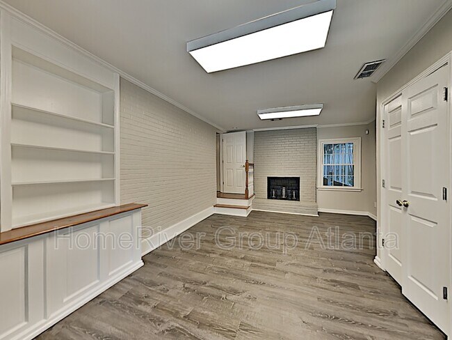 Foto del edificio - 4848 Kings Down Rd