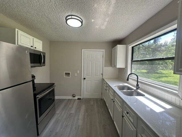 Foto del edificio - Bright And Renovated 3 Bedroom Home With Modern Updates