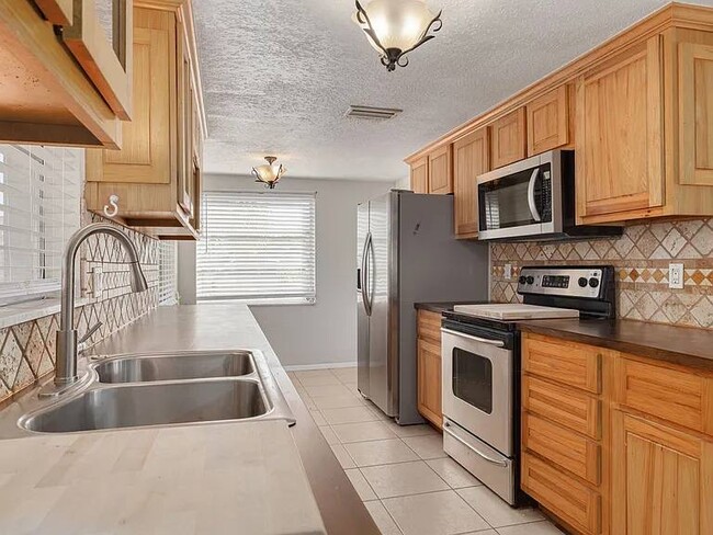 Building Photo - 4841 Flora Ave