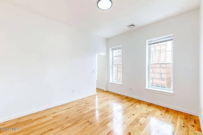 Building Photo - 28 White St
