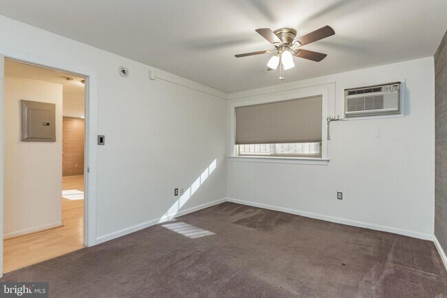 Foto del edificio - Modern 2-Bedroom Apartment with In-Unit La...