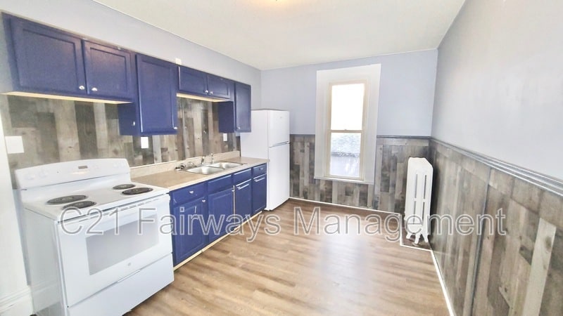 Primary Photo - 208 Thompson St